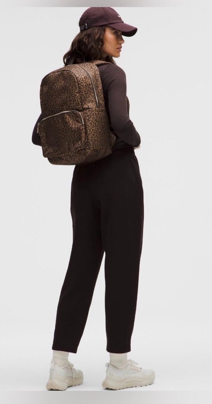 Everywhere Backpack 22L Metal Hardware
Colour Leopardo Shift Desert Khaki Multi